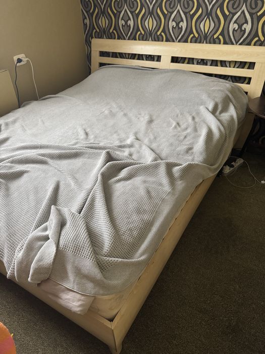 Срочно продается кровать с тумбой прикроватной и комодом.