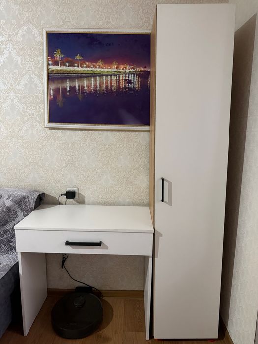 Продам Стол и шкаф