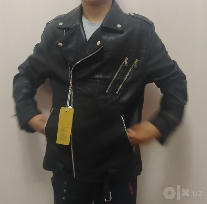 Koja Qora charm biker kurtka
