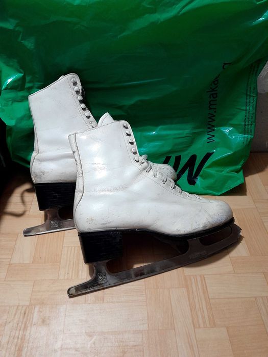 Запазени кънки за фигурно пързаляне