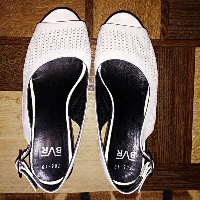 продам босоножки белые