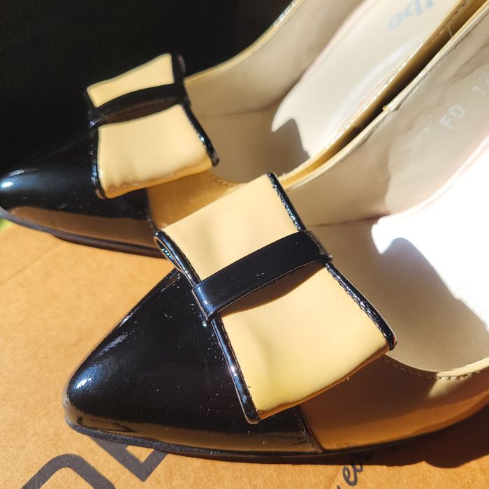 Pantofi eleganți damă din piele lac marca Marelbo– crem & negru – mări