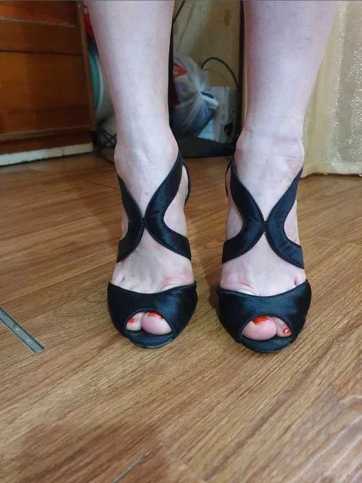 Босоножки  очень красивые набук и атлас