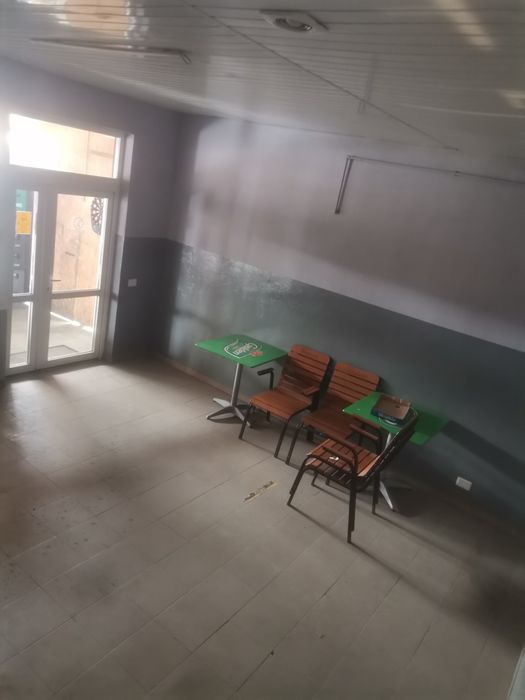 De închiriat sau de vânzare spațiu comercial.