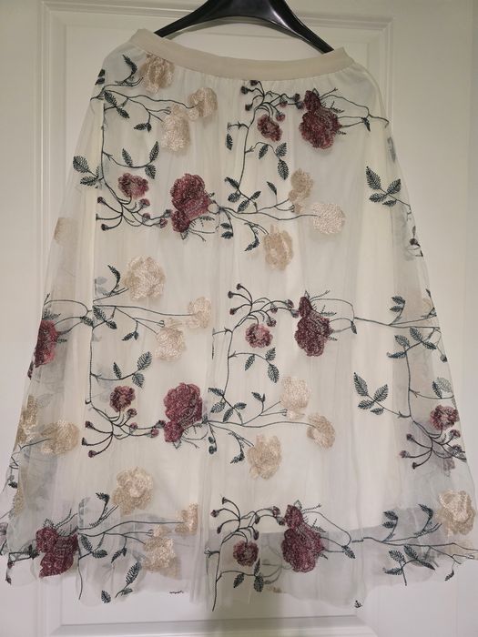Fusta eleganta cu broderie florala L (40/42)