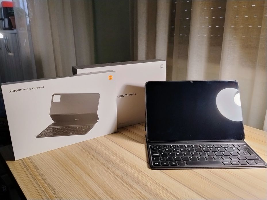 Таблет Xiaomi Pad 6 в комплект с Оригинален калъф с клавиатура, писалка и чанта за таблет.