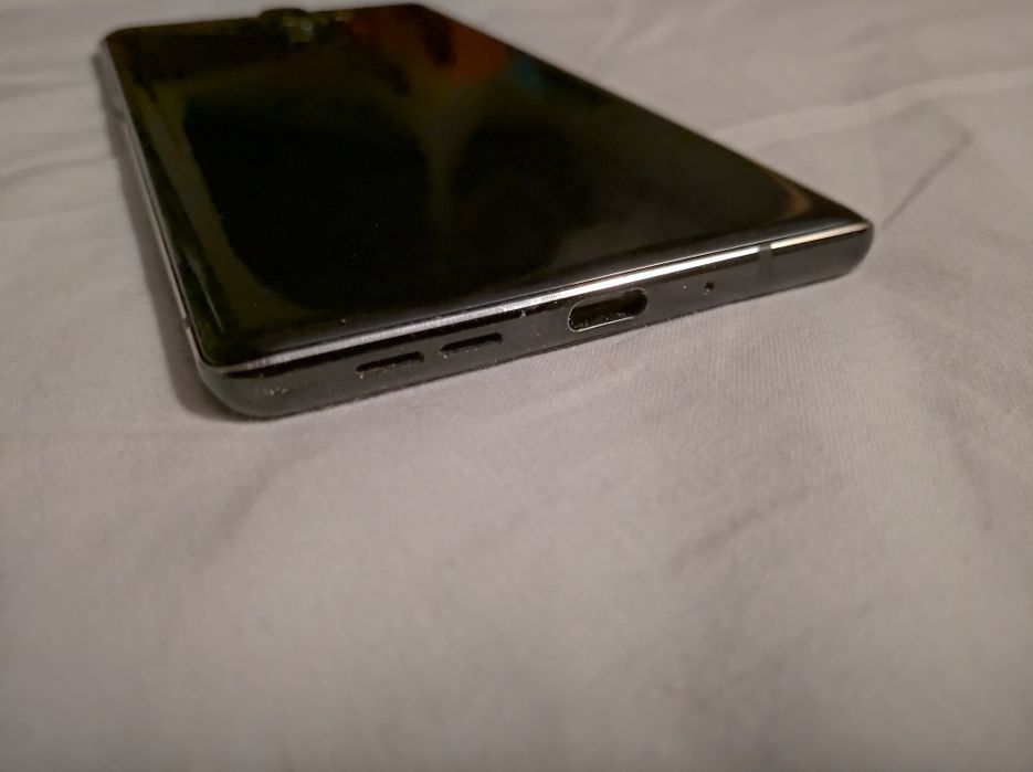 Nokia 8 Sirocco cu ecran crăpat ușor