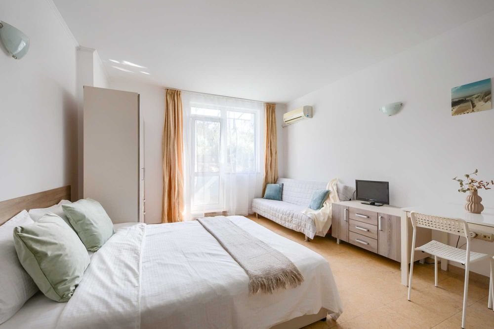 ТОП ЛОКАЦИЯ / Двустаен с две тераси и две бани на първа линия,басейн