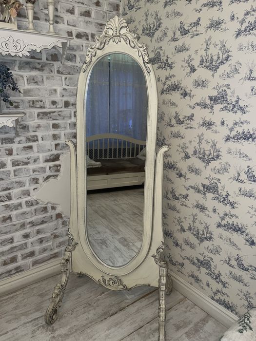 Продается напольное зеркало.