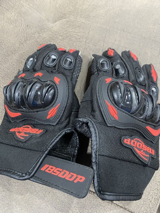 Мото каска и ръкавици