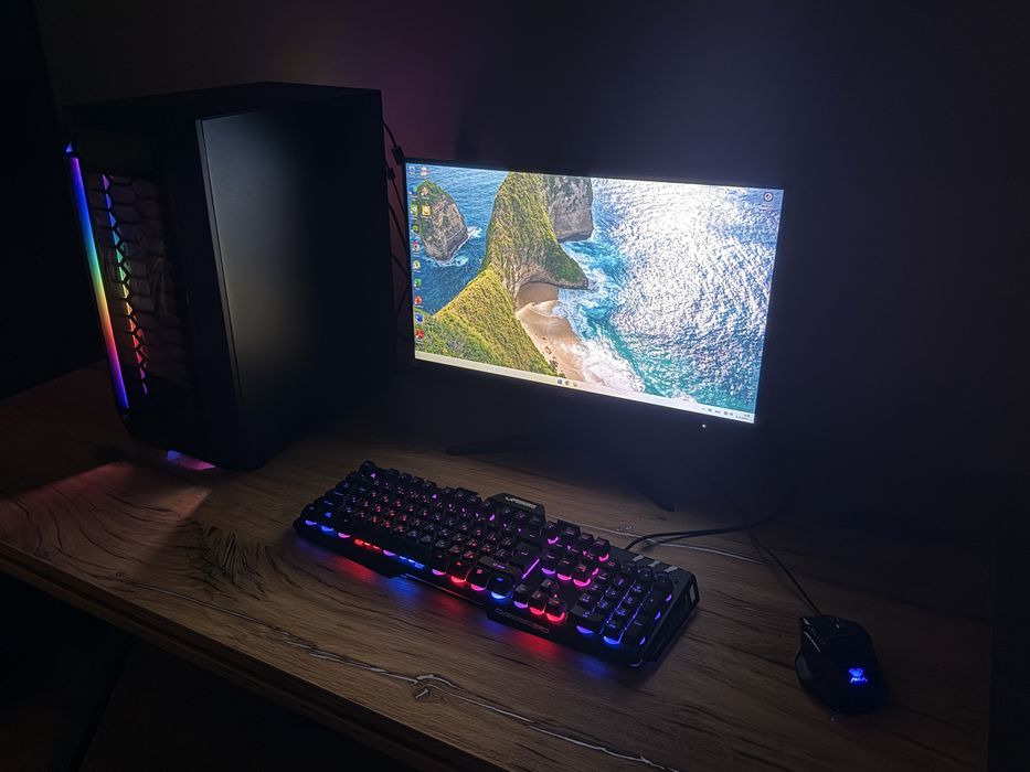 Геймърски компютър с монитор