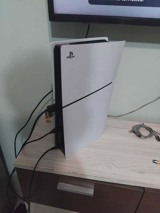 Продавам Playstation-5 със много скъпи  за повече информация в описанието