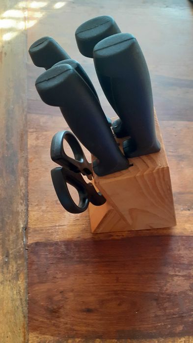 ножове комплект на дървена стойка Германия, внос 2001 година, 5 броя