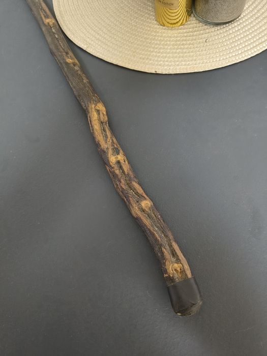 Baston tradițional din lemn masiv, model rustic cu mâner curbat
