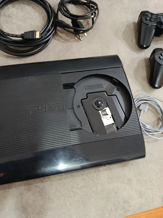 Consola PlayStation 3 SuperSlim Modata 500GB cu 2 controllere