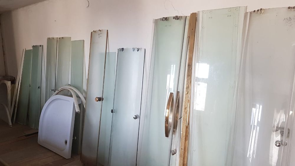 Душевые стекла и душевые падоны