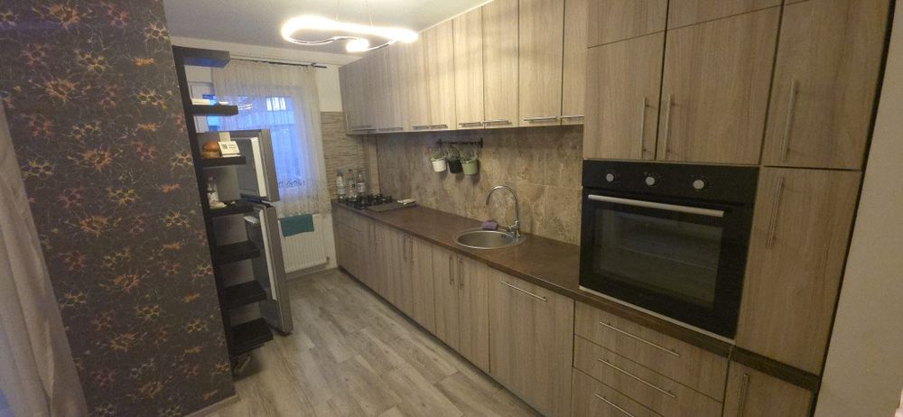 ÎnchirieInchiriez apartament zona BMW
Apartamentul este proaspăt zugrăvit, complet mobilat și