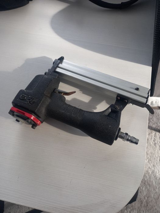 Пневмо пистолет для гвоздей