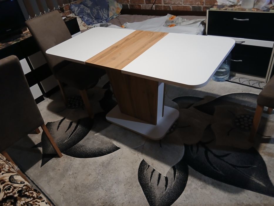 Чисто нова трапезна маса в отлично състояние