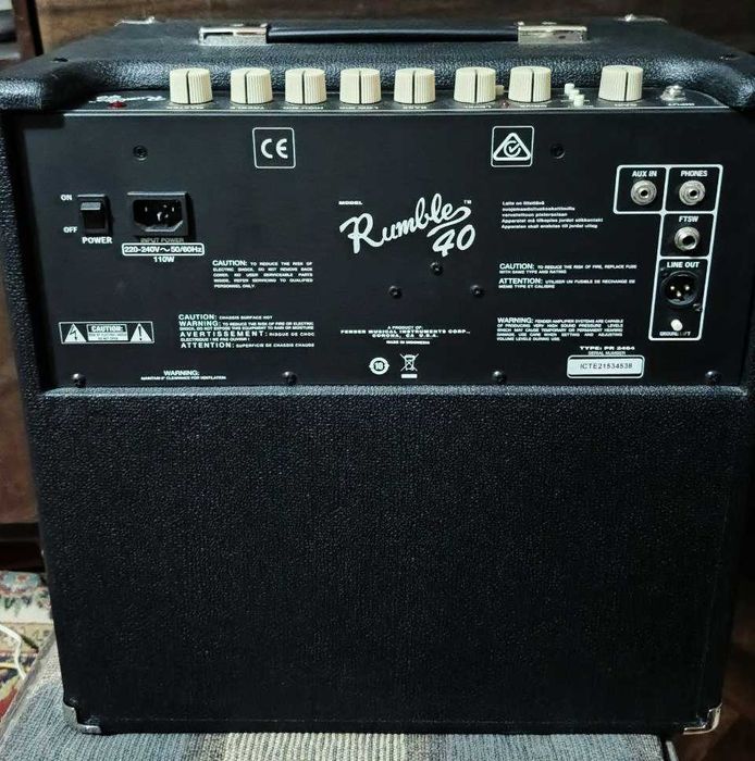 Продам басовый комбо усилитель Fender Rumble 40