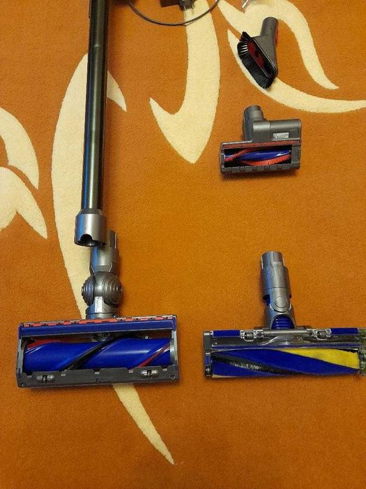 De vanzare aspirator Dyson V 8 Absolute  editie 2024 cu perie laser