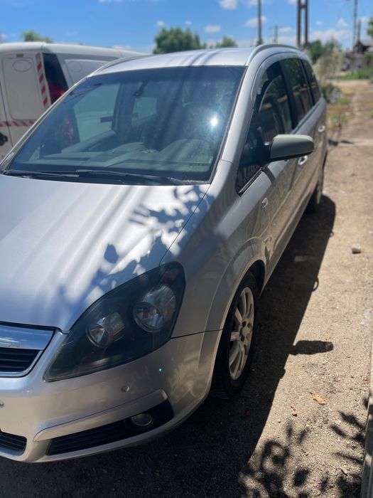 Vând sau schimb AUTOMATĂ Zafira