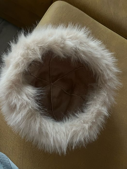 Дамска шапка с пух