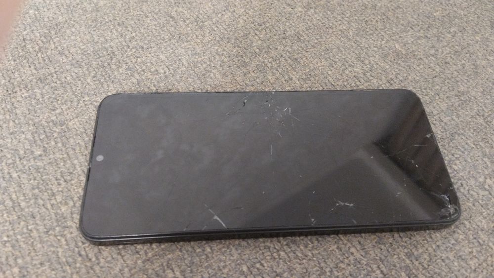 Redmi 13C со сломаным экраном