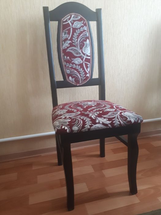 Продам гостиный стол со стульями