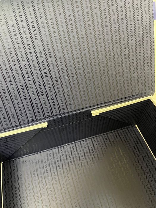 Пакет и коробка от Prada и Chanel