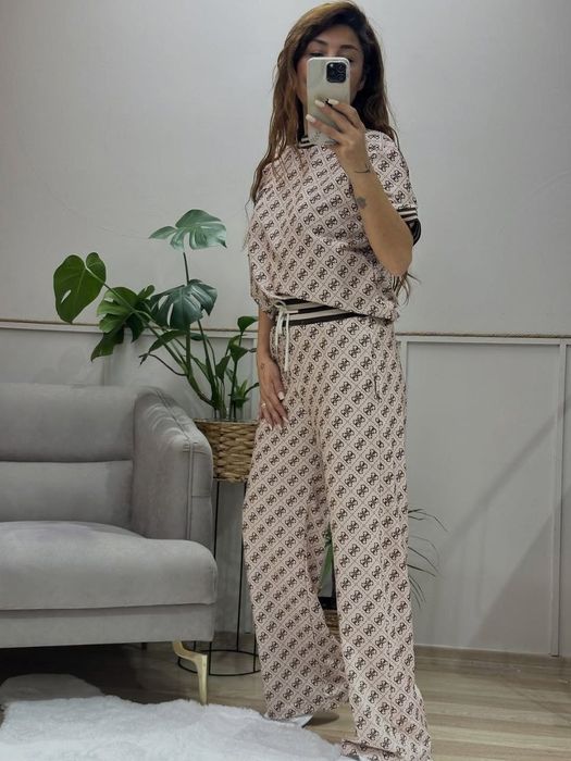 Compleu Guess 
Marimi L
Preț 240 lei
