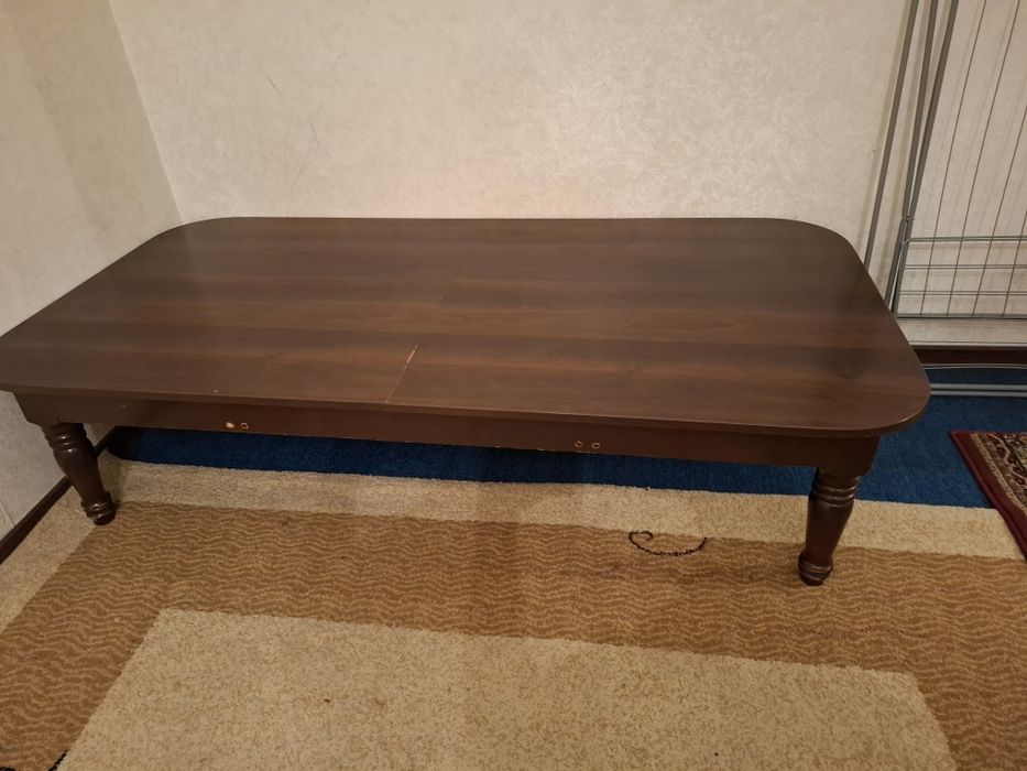 Стол обеденный низкий