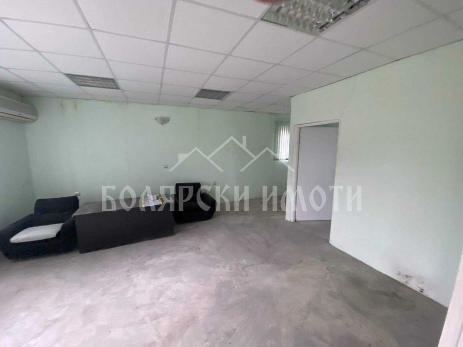 Търговска сграда в село Самоводене