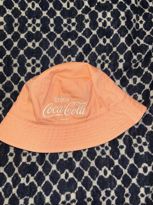 palarie portocalie cu coca cola