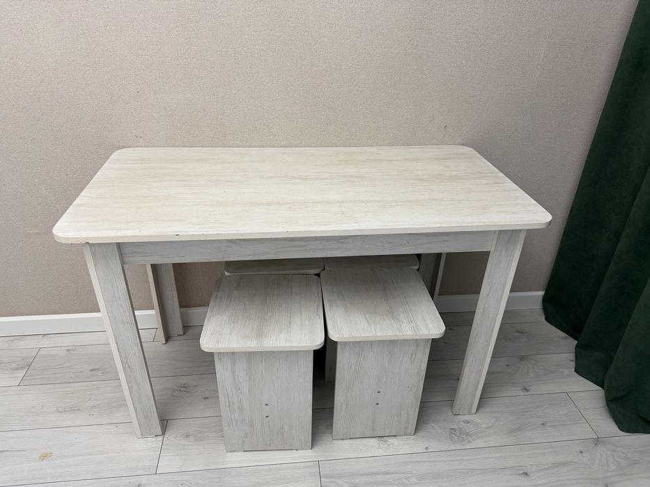 Комплект для кухни: стол и 4 сталья