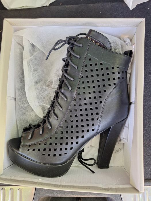 Елегантни обувки  нови