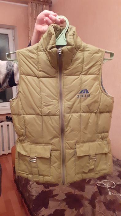 Продам безрукавки 2 шт за 2000