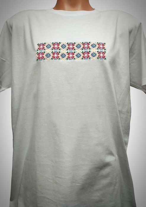Тениски с шевици, бродирани народни мотиви.