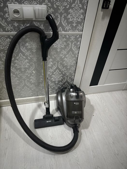 Продается пылесос Vitek 2200