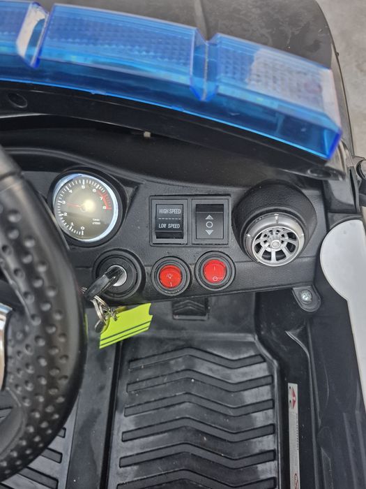 Mașină electrică de poliție pentru copii – 12V, două motoare, telecoma