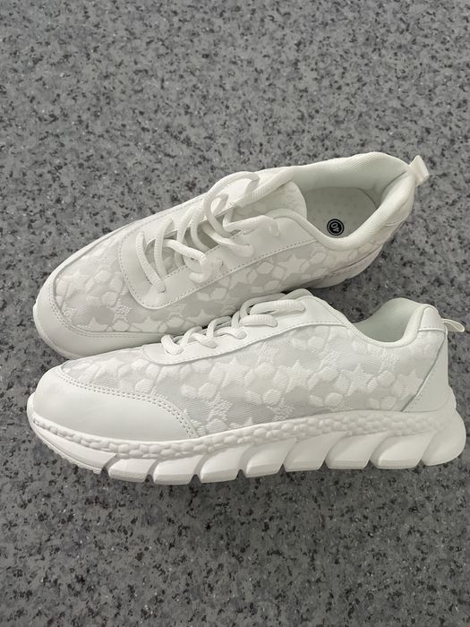 Продам новые кроссовки