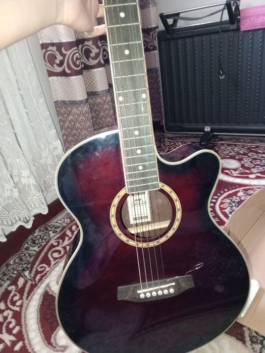 Gitara srochna sotiladi