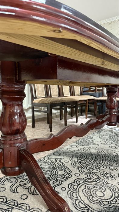 Стол Стулья для гостей