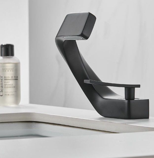 Екстравагантен черен смесител за баня