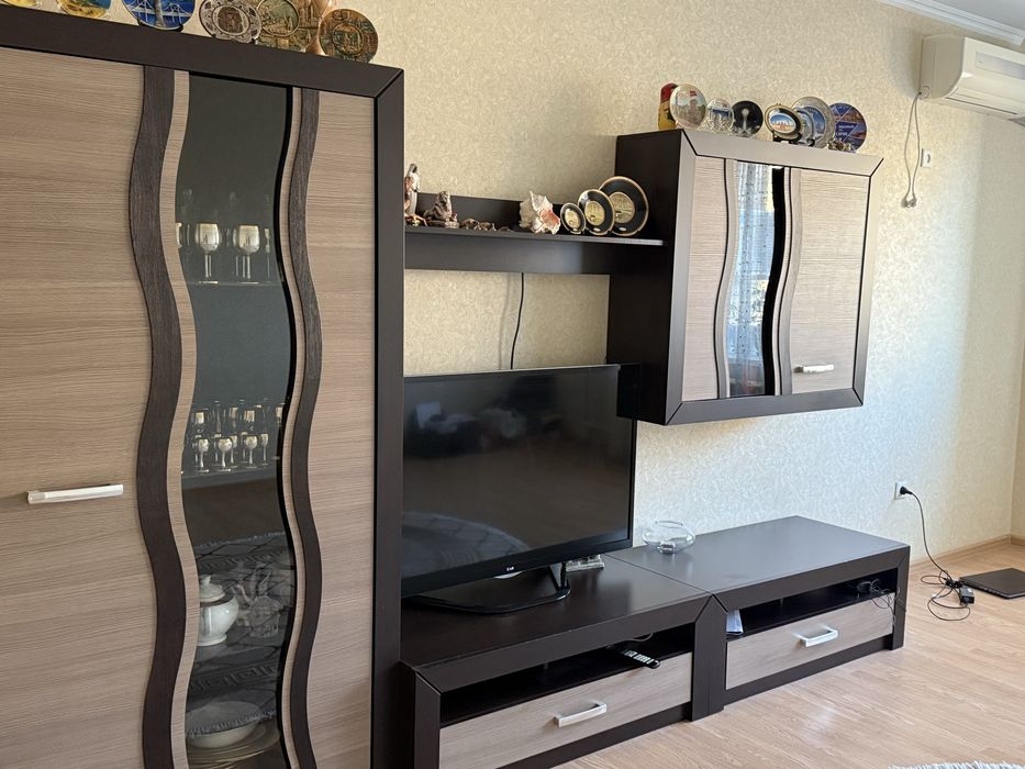 Продам стенку, телевизор и ковер