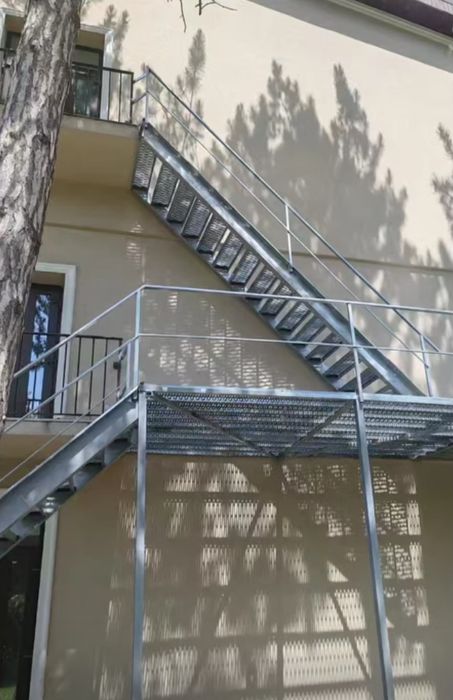 Vând scări zincate la oferirea clientului ne deplasăm ori unde in țara