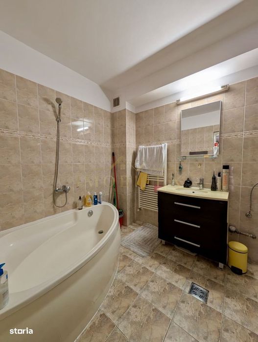 Apartament spatios, 3 camere, decomandate, parcare, zona Buna-Ziua