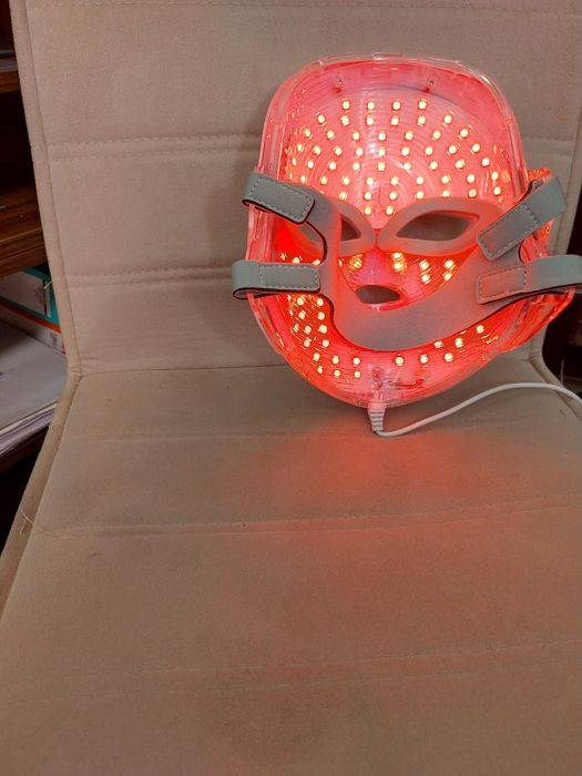 Козметична LED маска за лице.