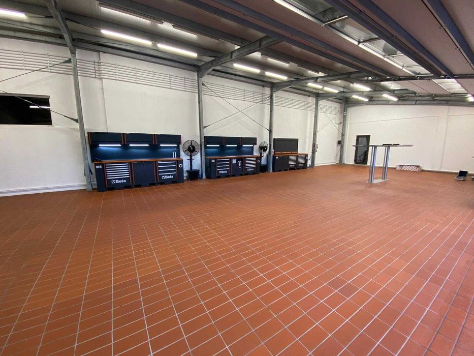 Inchiriez garaj auto 170 mp