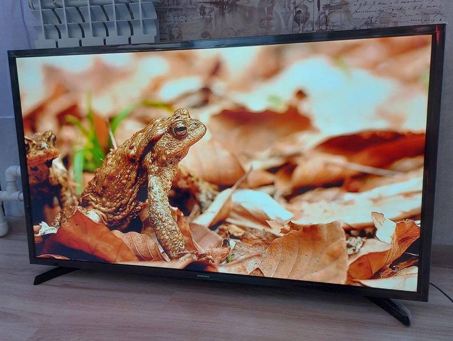 Смарт телевизор Samsung 81см. С креплением на стену.